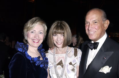 “Tiene calidad de estrella, es una estrella”, decía de ella Oscar de la Renta. En la imagen, el diseñador junto a Anna Wintour y la entonces senadora Hillary Clinton, en 2003.