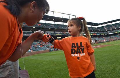 Hailey Dawson realiza el saque de honor en el estadio de los Orioles, en  2015.