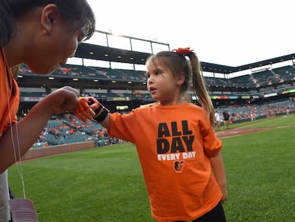 Hailey Dawson realiza el saque de honor en el estadio de los Orioles, en  2015.