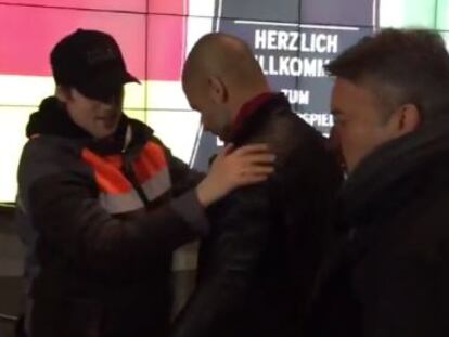 Un agent escorcolla Guardiola a l'entrada de l'estadi.