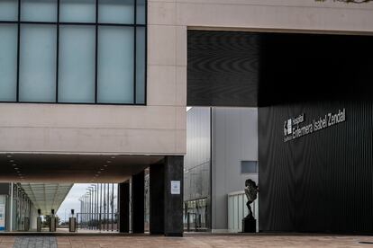 Puertas de acceso al hospital Enfermera Isabel Zendal, este miércoles. 