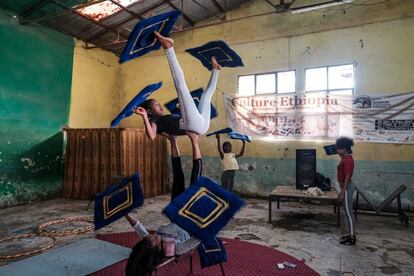 Miembros del Circo Tigray ensayan en la ciudad de Mekele (Etiopía).