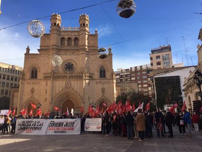 Trabajadoras de la limpieza en huelga en una concentración en Castellón este jueves.
