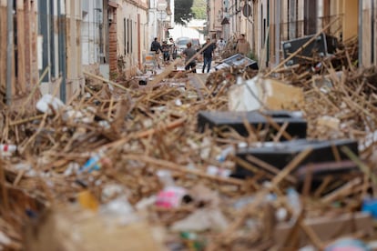 Vista de una calle afectada en Paiporta, tras las fuertes lluvias causadas por la dana, este miércoles.