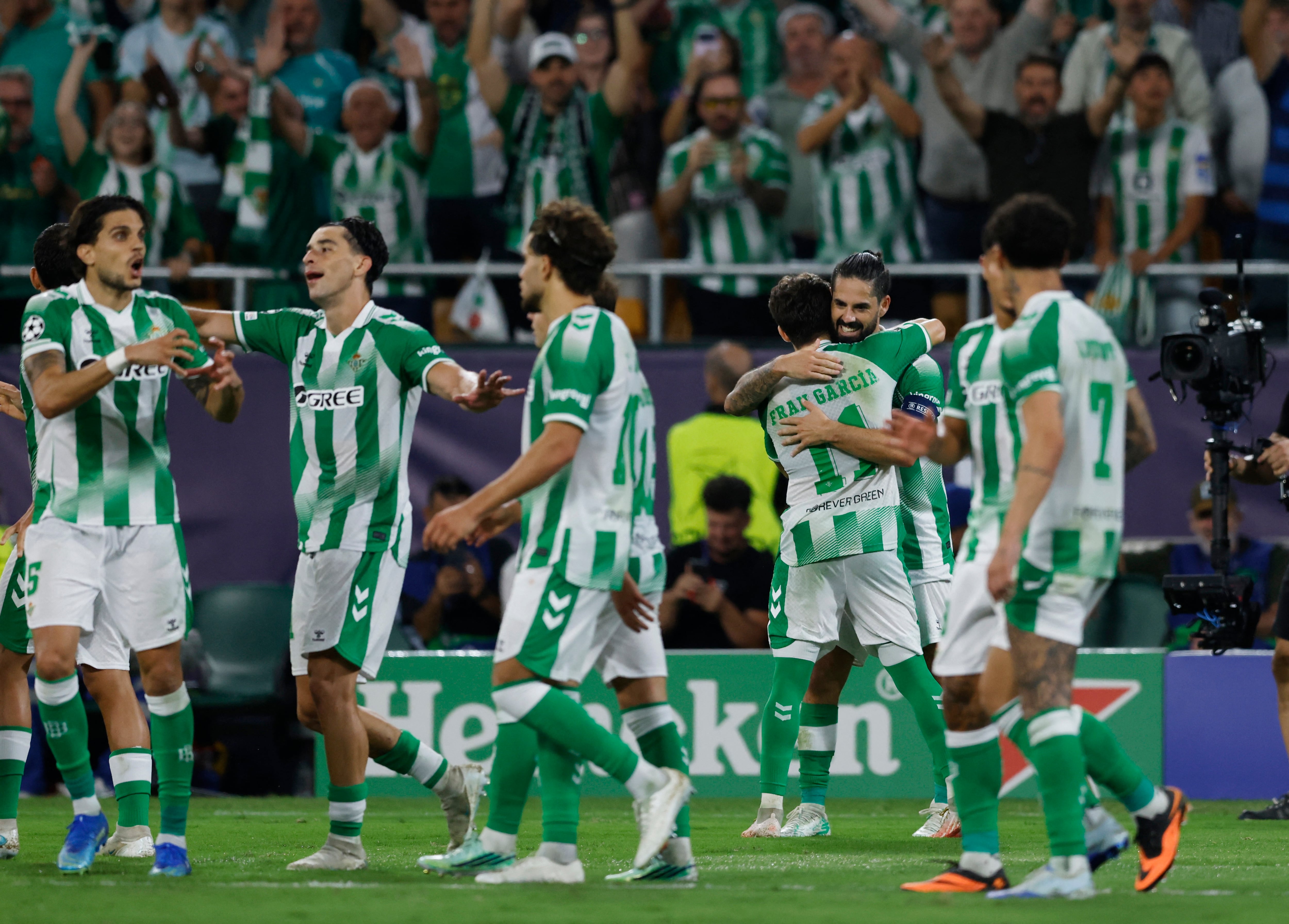 Real Betis - Porto, el partido de la Champions League en directo | El Betis vence al Porto gracias a los goles de Abde, Cucho e Isco