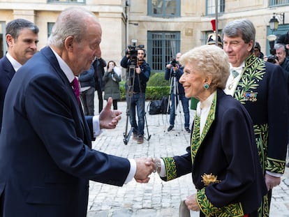 Juan Carlos I saluda a la secretaria vitalicia de la Academia Francesa, Hélène Carrére d'Encausse, a su llegada este jueves a la institución para asistir a la ceremonia de entrada del escritor Mario Vargas Llosa.