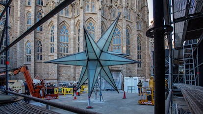 Imagen de la estrella gigante que será colocada en la parte superior de la torr de la Virgen María de la Sagrada Familia.