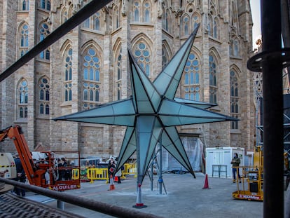 Imagen de la estrella gigante que será colocada en la parte superior de la torr de la Virgen María de la Sagrada Familia.