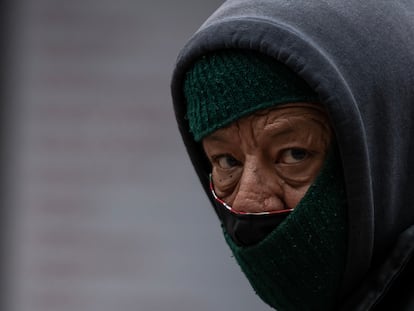 Un hombre camina abrigado debido al descenso de la temperatura en la ciudad de Saltillo, Coahuila, el 21 de noviembre de 2023.