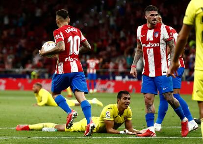 Mandi, en el suelo, se lamenta por su gol en propia puerta en el minuto 95.