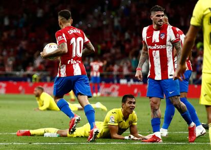 Mandi, en el suelo, se lamenta por su gol en propia puerta en el minuto 95.