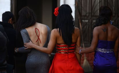 Transexuales nepal&iacute;es esperan para participar en un acto para conmemorar el 26 aniversario del D&iacute;a Mundial de la Lucha contra el Sida. 