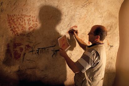 Diego López reproduce en una pared del museo pinturas prehistóricas