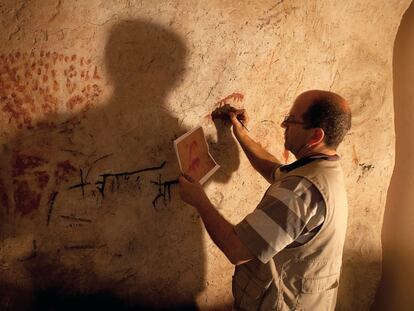Diego López reproduce en una pared del museo pinturas prehistóricas