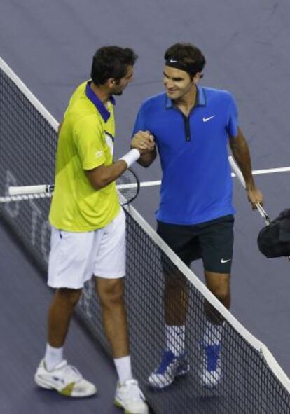 Cilic y Federer se saludan tras el partido de cuartos de final.