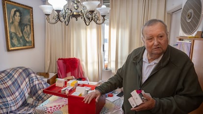 Antonio Linares, paciente polimedicado, en su piso del barrio de Triana en Sevilla, el pasado miércoles.