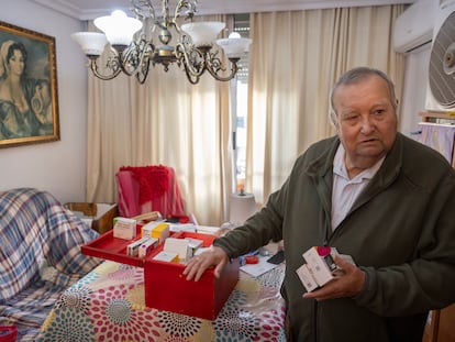 Antonio Linares, paciente polimedicado, en su piso del barrio de Triana en Sevilla, el pasado miércoles.