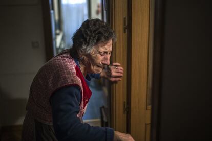 Carmen Martínez Ayudo, de 85 años, llora durante su desahucio en Madrid (España). Carmen, vive con una pensión de 630 euros al mes, no ha podido hacer frente al pago de su vivienda tras quedar su hijo en el paro. Finalmente se ha ejecutado el desahucio a pesar que un grupo de activistas ha intentado impedirlo.