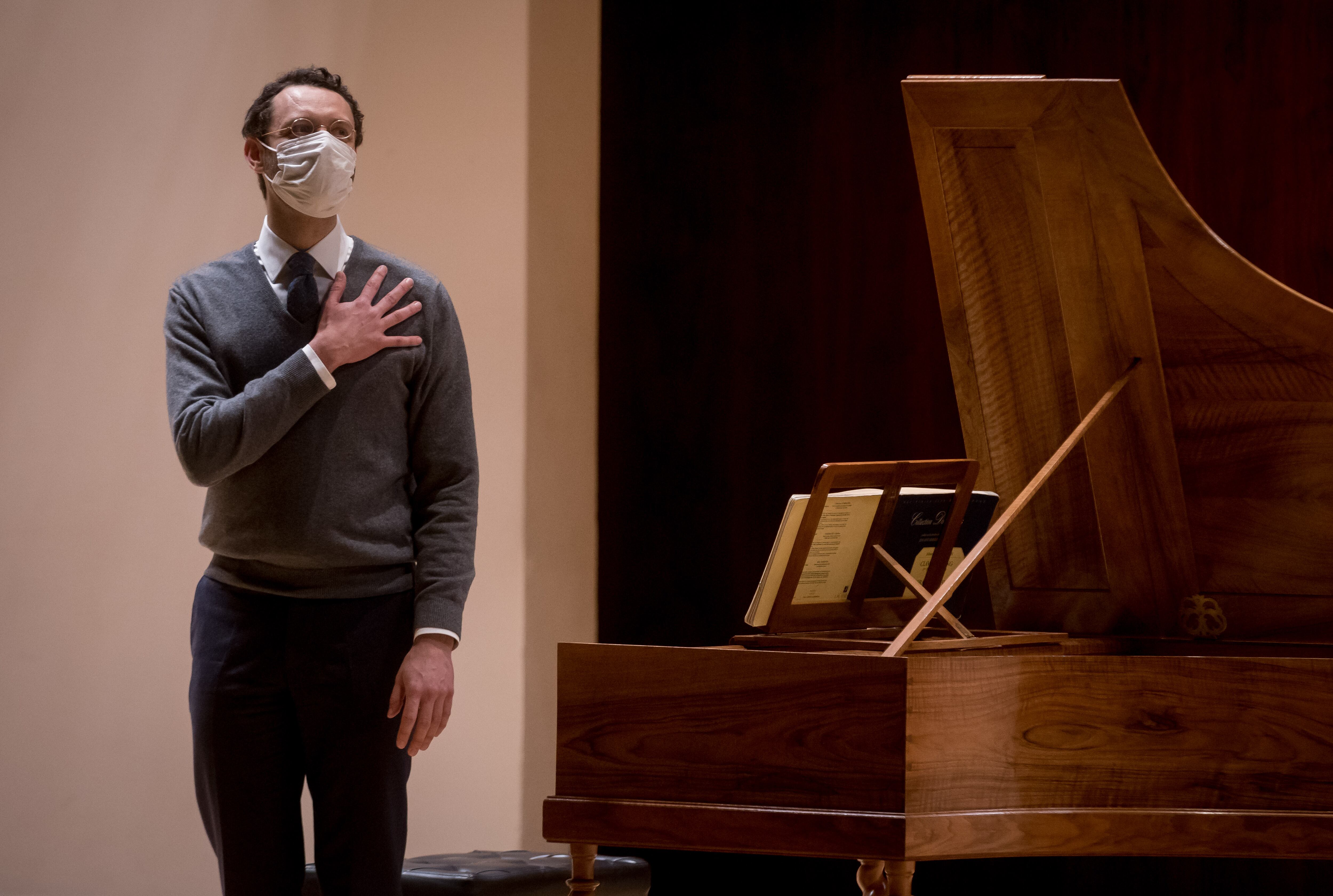 Benjamin Alard agradece los aplausos del público al final del concierto.