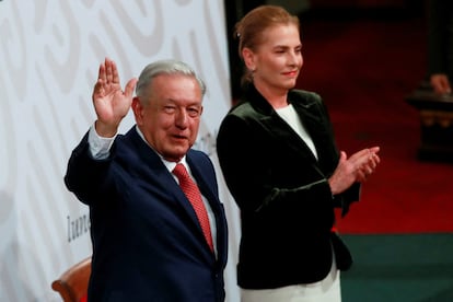 López Obrador, acompañado de su esposa, Beatriz Gutiérrez Muller, durante el anuncio de este lunes, en Palacio Nacional.