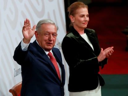 López Obrador, acompañado de su esposa, Beatriz Gutiérrez Muller, durante el anuncio de este lunes, en Palacio Nacional.