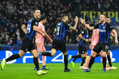 El Ínter celebra el gol del empate ante el Barcelona.