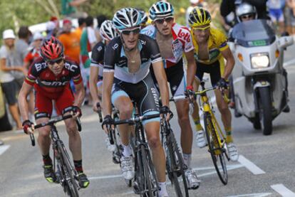 Cadel Evans, de rojo; Andy Schleck, en el centro, y Voeckler, el líder de amarillo, el sábado en el final de etapa.