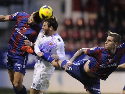 Pugna de cabeza por el balón enel partido de Ipurua entre Eibar y Numancia.