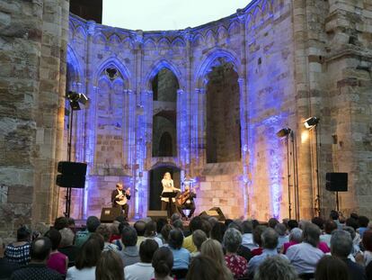 Unos mil amantes de la cultura portuguesa asistieron al Festival de Fados que se celebró en la fundación Rei Afonso Henriques (Zamora) del 25 al 27 de julio.