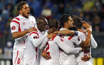 Los jugadores del Sevilla celebran el tanto de Bacca.