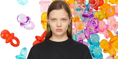 Balenciaga rescata los famosos chupetes de colores de los años 90 y los transforma en pendientes.