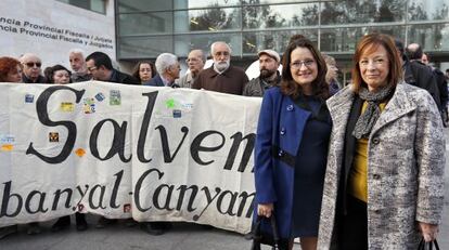 Protesta de vecinos de El Cabanyal contra el juicio. En primer plano, Mònica Oltra y Marga Sanz.