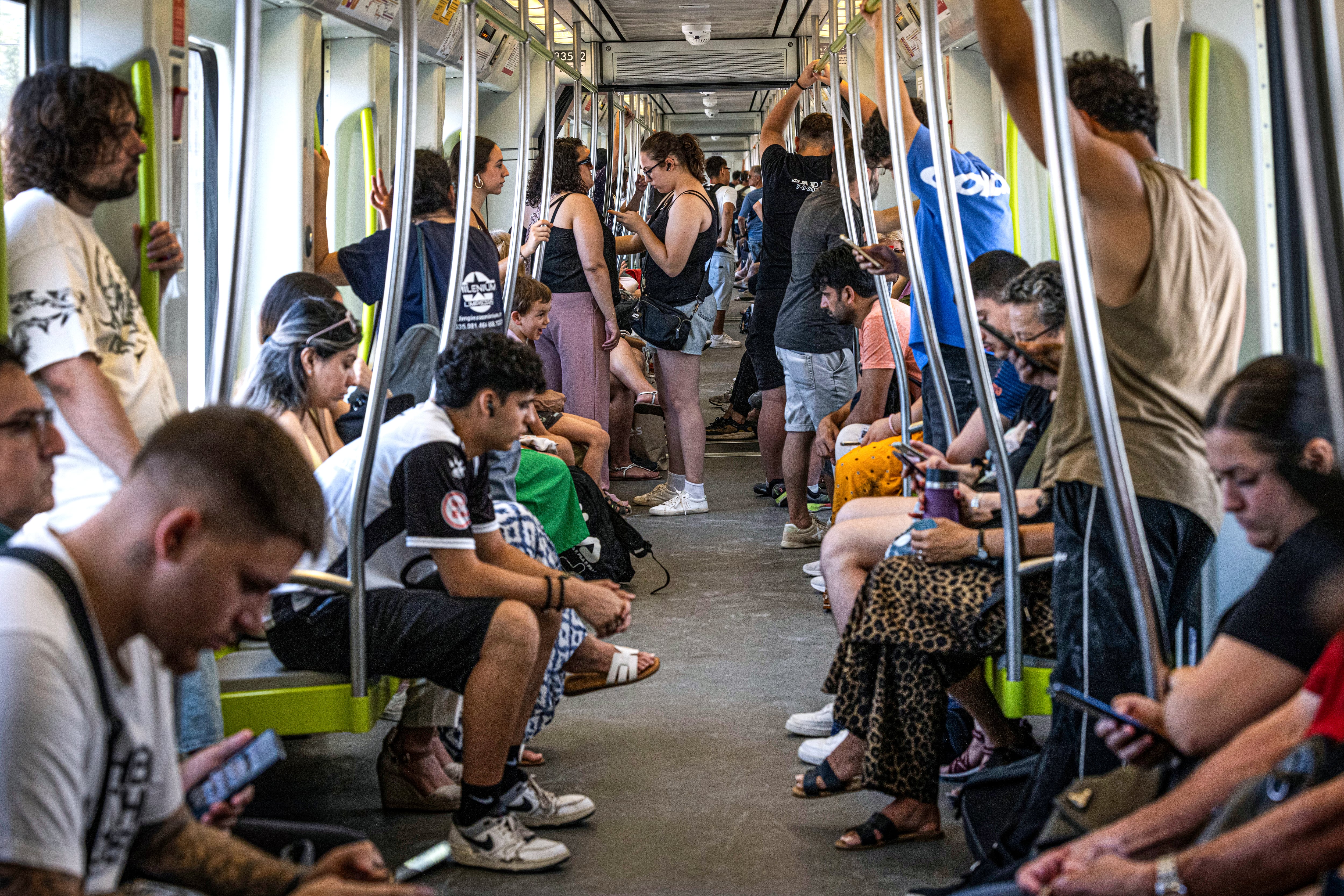 Viajeros de Metrovalencia de la Línea 1 el 27 de junio, día de la reapertura.