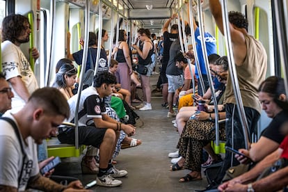Viajeros de Metrovalencia de la Línea 1 este viernes.