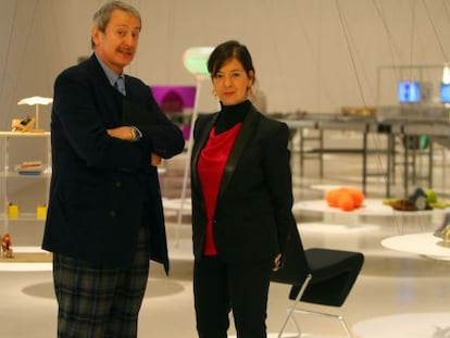 Silvana Annicchiarico, comisaria de la muestra, junto al responsable del Triennale Design Museum, Arturo Dell'Acqua Bellavitis, en la Alhóndiga.