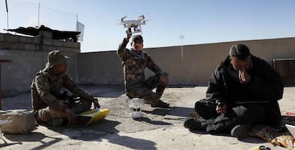 Soldados iraqu&iacute;es utilizan un dron contra el Estado Isl&aacute;mico.