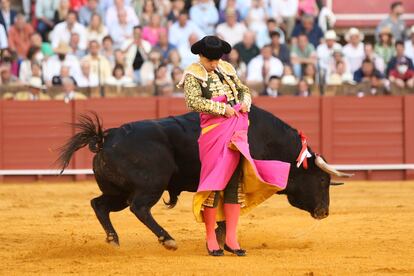 Pablo Aguado, enroscado en su capote tras el recibo a la verónica al sexto de la tarde.