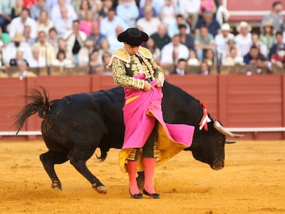 Pablo Aguado, enroscado en su capote tras el recibo a la verónica al sexto de la tarde.