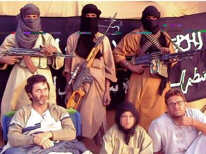 Los tres cooperantes españoles secuestrados, Albert Vilalta, Alicia Gámez (con pañuelo) y Roque Pascual. junto a sus captores, terroristas de AQMI, en una imagen sin datar.