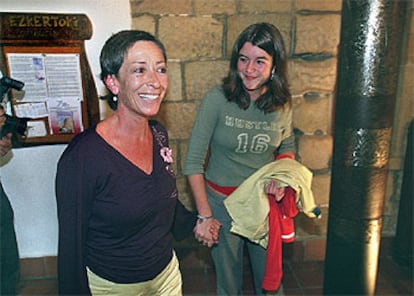 Esozi Leturiondo, viuda de Mario Onaindía, y su hija Nora, en Zarautz, junto a la escultura de José Antonio Legorburu en homenaje al político.