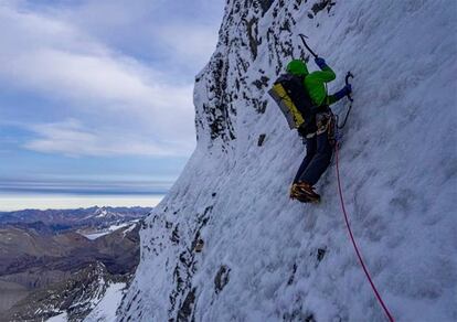 Uisdean Hawthorn escala una pared del Monte Robson