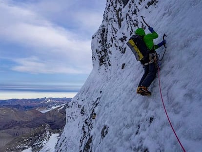 Uisdean Hawthorn escala una pared del Monte Robson