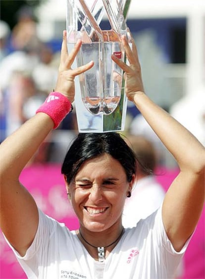 Anabel Medina sostiene el trofeo