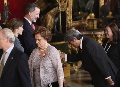 El embajador de Japón en España, Masashi Mizukami, es saludado por el rey Felipe VI.