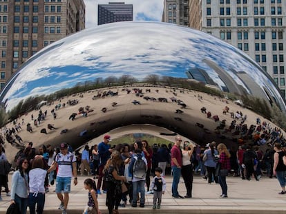 Cloud Gate, la escultura de acero de 110 toneladas obra de Anish Kapoor, instalada en el Millennium Park de Chicago.