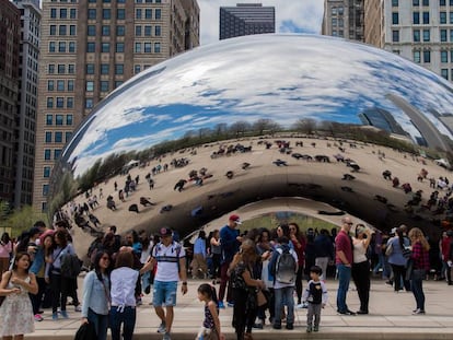 Cloud Gate, la escultura de acero de 110 toneladas obra de Anish Kapoor, instalada en el Millennium Park de Chicago.