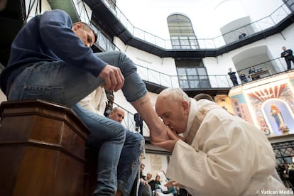 O Papa Francisco beija o pé de um detento na prisão de Regina Coeli durante a celebração da Quinta-feira Santa em Roma (Itália), no dia 29 de março de 2018