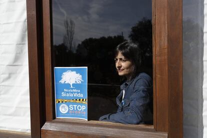 Raquel Romo, presidenta de la plataforma Stop Uranio, en su tienda de Retortillo.