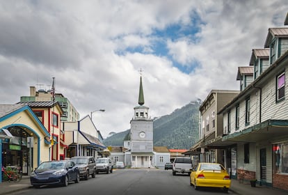 Centro histórico de Sitka (Alaska). Al fondo, la catedral ultraortodoxa de San Miguel.