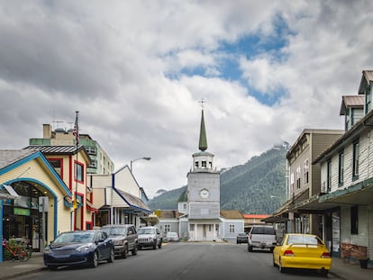 Centro histórico de Sitka (Alaska). Al fondo, la catedral ultraortodoxa de San Miguel.